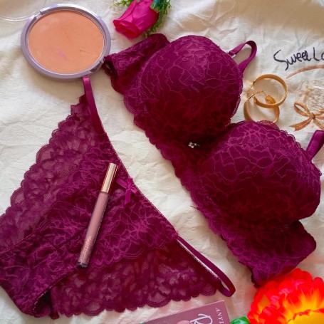 Ensemble Lingerie en Dentelle Prune de Luxe – Confort et Séduction à Dakar